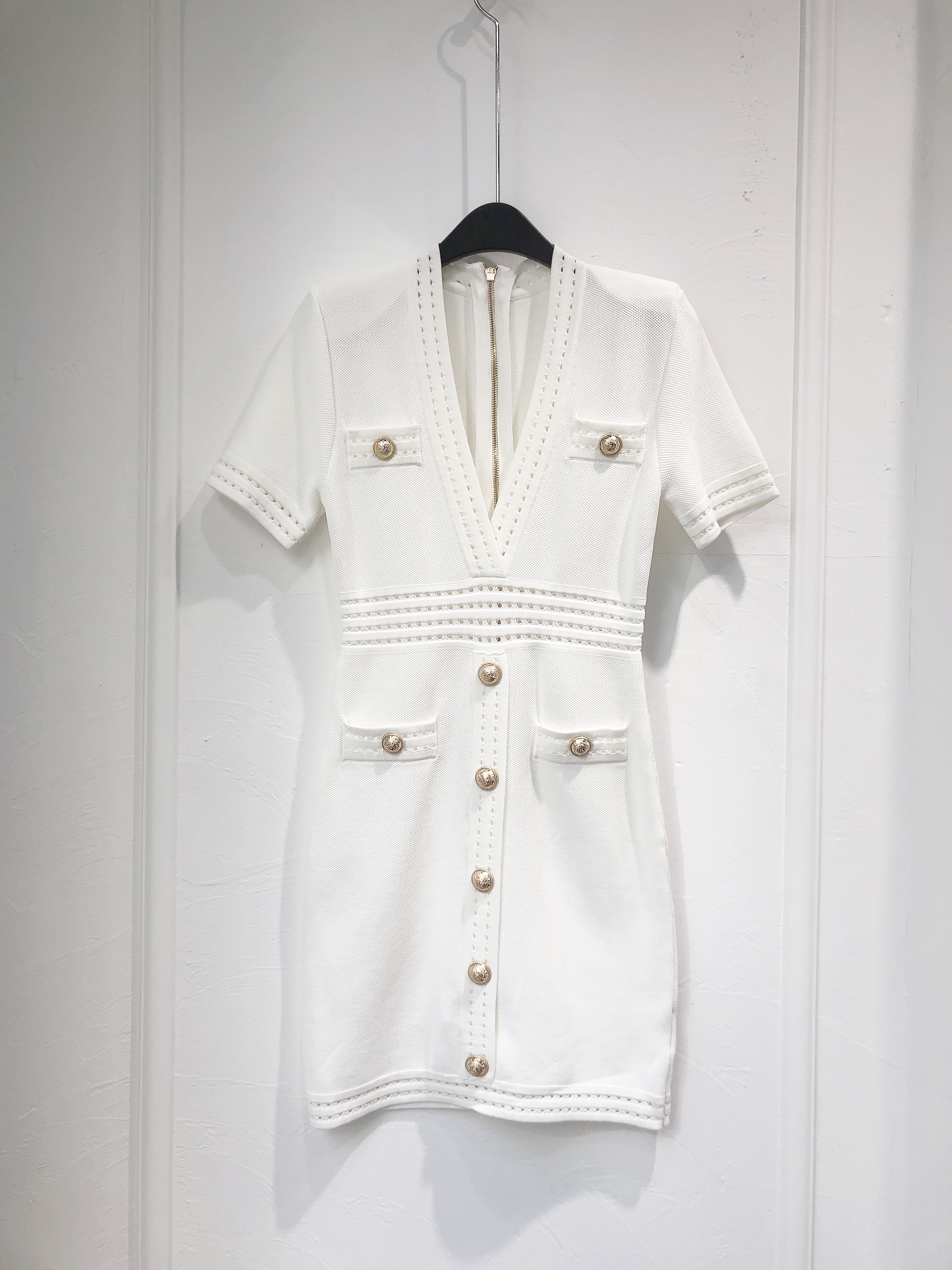 니트 골드버튼 화이트 드레스 원피스 Short knit dress with gold buttons