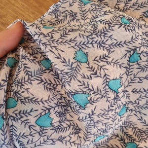 스카이 색상의 퓰립 모양의 폴리에스터 원단/ 요루쉬폰 스타일원단