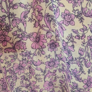 아이보리바탕에 핑크꽃 모양의 폴리에스터 원단/ 요루쉬폰 스타일원단