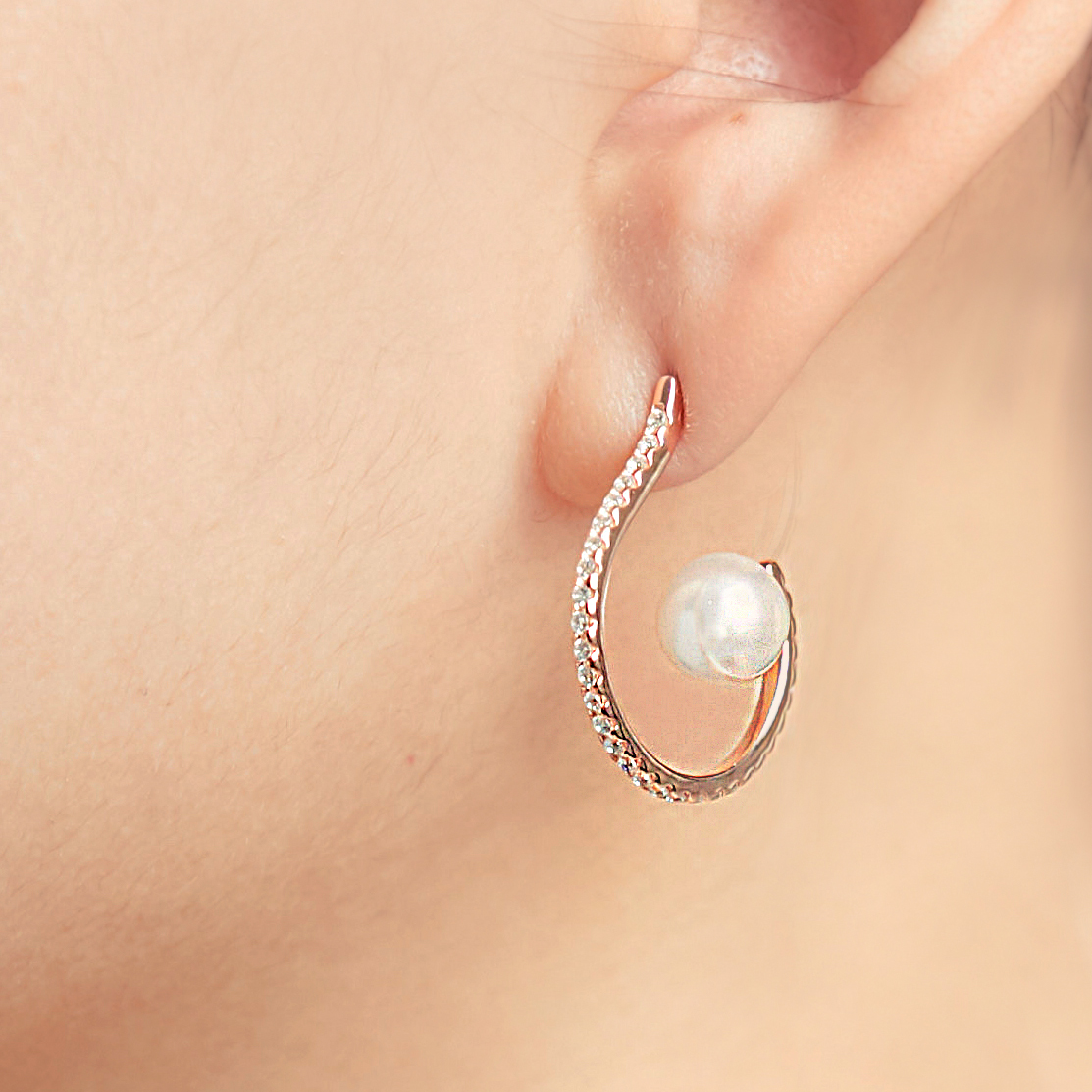 [디파르베] 925 silver +18k rose gold 크리스탈 후프 화이트 진주 이어링