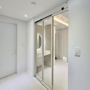 자동초슬림3연동 현관중문 시공 포함 실측 부산 양산 김해 창원 설치 화이트 투명유리 가로폭 1500이하