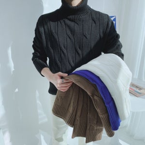 꽈배기 목 폴라 니트