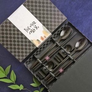 [오목칠] 사옹방 정제 옻칠 수저 선물세트(블랙 2P + 받침) 나무수저 승진 결혼식 집들이 각인