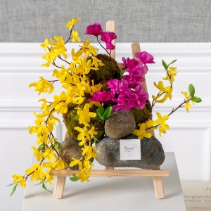 개나리 조화 센터피스 이젤 바위 봄 소식 화환 set 40cm 인테리어 꽃 테이블 장식 소품 축하 감사 꾸미기