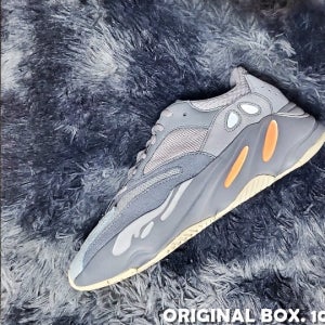 아디다스 이지부스트 700 이너시아 쿠셔닝 패션 데일리코디 패션화 데일리슈즈 EG7597 아이트23청주 빠르게받자