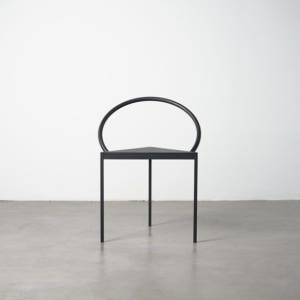 헤이유드 미니멀 삼각형 의자 트라이앵글 카페 소품 철재 체어 블랙