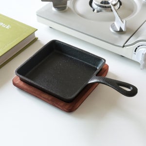 스프라우트 무쇠 정사각 주물팬 나무받침 포함