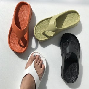 텐바이미 푹신한 여름 여자슬리퍼 커플 통굽쪼리 여성 발편한 키높이 조리