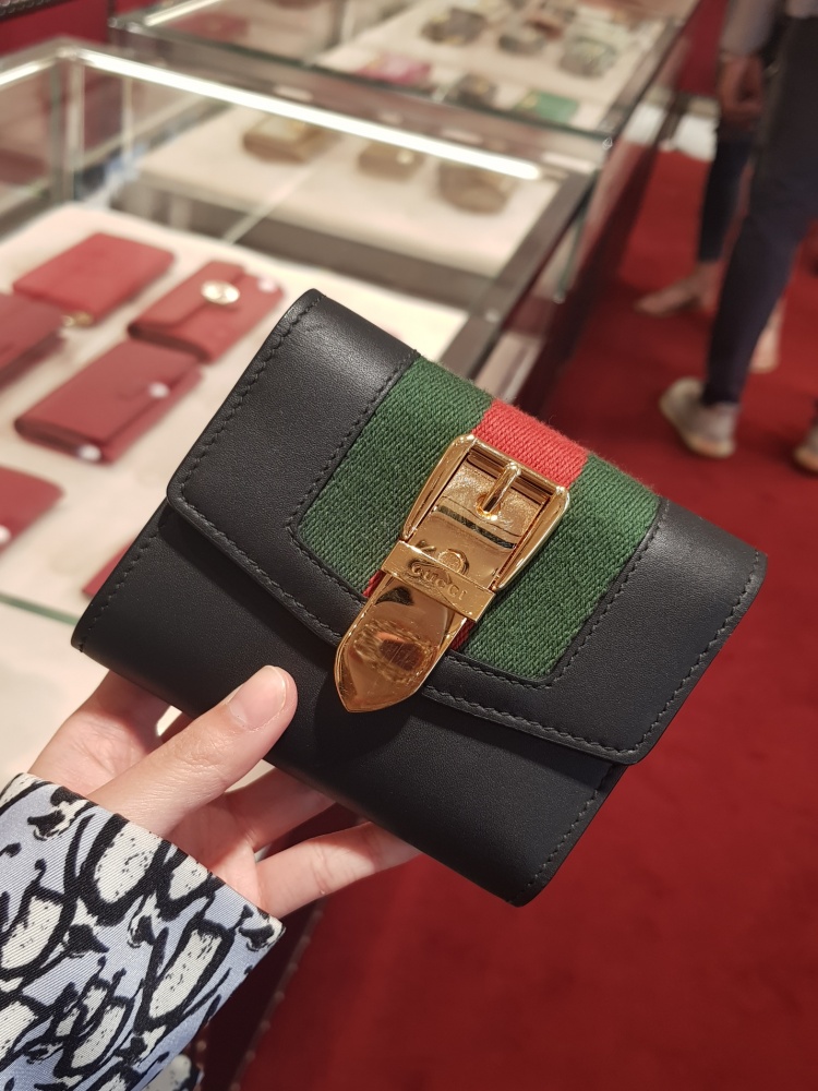 [영국아울렛 ﻿★특가할인] 구찌 SYLVIE 버클 3단 반지갑 476081 CWLSG 1060/비스터빌리지아울렛매장/구찌최저가/구찌지갑/구찌할인/구찌면세점/해외직구