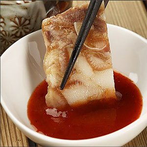 돼지 머리고기 머릿고기 장충동 쫄깃한 편육 410g 새우젓포함