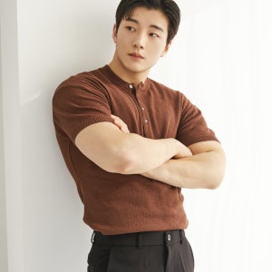 어깨넓어보이는 헨리넥 카라 니트 티 남자 머슬핏 반팔