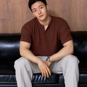 어깨넓어보이는 헨리넥 카라 니트 티 남자 머슬핏 반팔