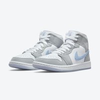 일본 나이키 우먼스 에어조던1 미드 울프 그레이 / ufeffNIKE WMNS AIR JORDAN1 MID (WOLF GREY)