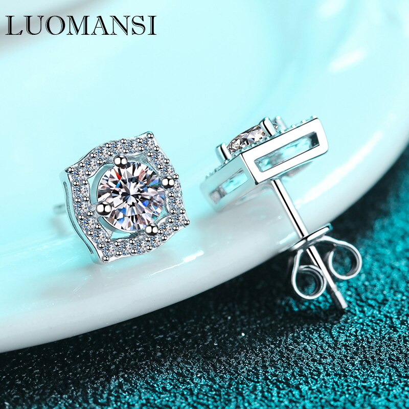 LUOMANSI 0.5CT 1CT MOISSANITE 기하학 스터드 귀걸이 GRA 증서 S925 실버 쥬얼리 웨딩 파티 여자 친구 생일