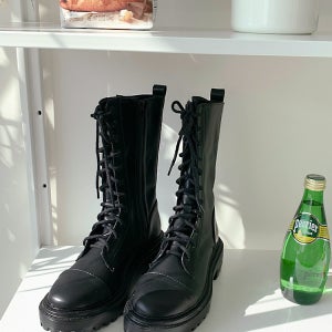 라인감이 돋보이는 4.5cm키높이 레이스업 지퍼 워커 앵클부츠