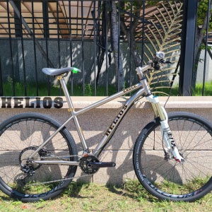 헬리우스 이글 XT-24 티타늄 MTB 자전거 시마노 XT24단 / 폭스 에볼루션 유압식 서스펜션 / 펄크럼 27.5 휠