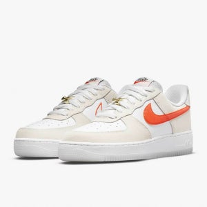 나이키 우먼스 에어포스1 SE 로우 써밋 화이트 오렌지 흰주 DA8302-101 여성