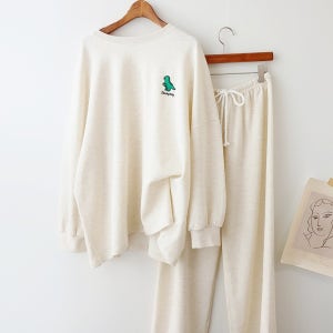 (꾸안꾸SET) 공룡 자수 박시 루즈핏 맨투맨 티셔츠+와이드핏 밴딩팬츠 상하 추리닝 세트