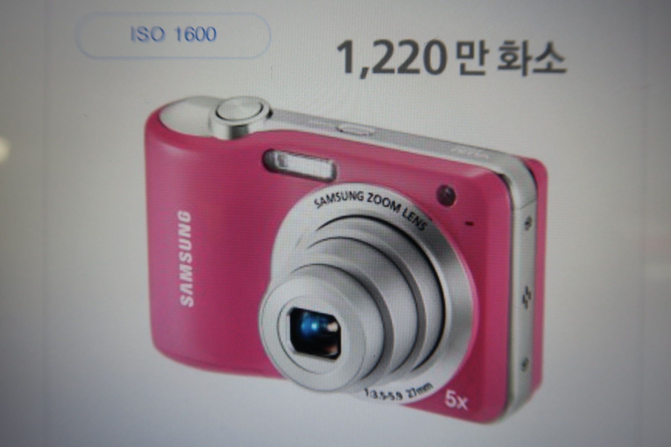 이 필름카메라 이름을 알 수 있을까요? 도와주세요 이틀째 혼자 인터넷 찾아보는데 ㅠㅠ 카메라 이름이 무엇인가요 정말 궁금합니다 ㅠ