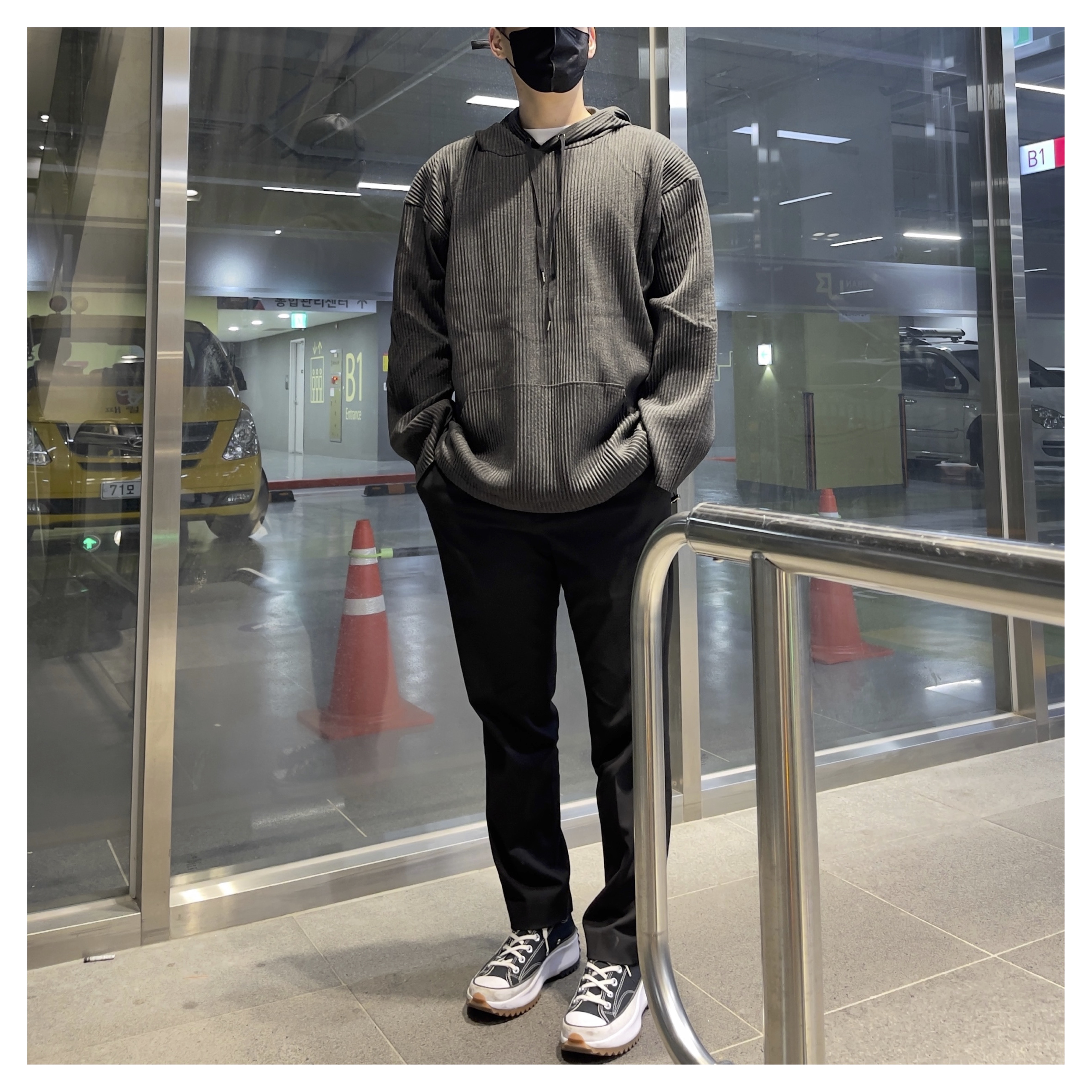 어반 울 플리츠 후드 티셔츠