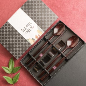 [오목칠] 사옹방 정제옻칠 수저 선물세트(와인색 2P + 받침) 나무수저 각인 답례품 결혼식