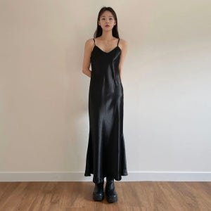 새틴 슬립 끈나시 롱원피스 블랙