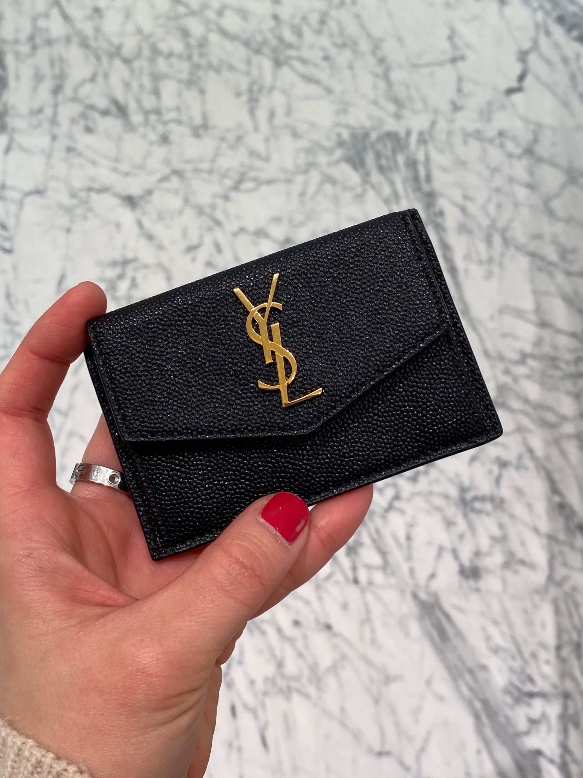 생로랑 모노그램 카드 지갑 (최신 모델 - 디자인 업데이트 또는 다른 소재)