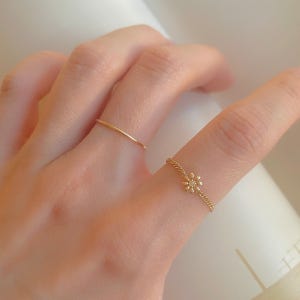 토프 멜리아 체인 링 - 14k 꽃 펜던트 체인 레이어드 금 반지