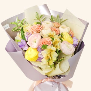 라넌큘러스 & 프리지아 수채화 꽃다발 / 생화 꽃배달 후리지아 꽃 선물 축하 탄생화 졸업식 병문안 부모님 생신 결혼기념일 퇴사 축하 시험 여자친구 1주년 입학 졸업