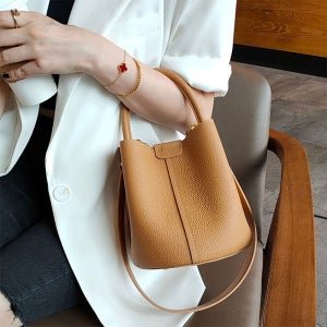 비에스한스 소가죽 미니 버킷백 스카프 원통가방