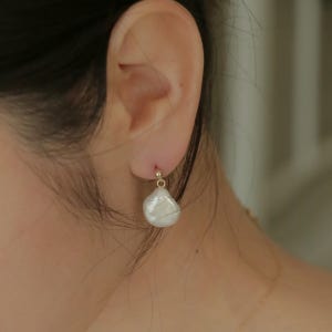 볼드 금 14k 진주 귀걸이 자개 드롭