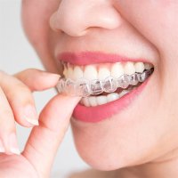 복싱 이갈이 마우스피스 2pcs 실리콘 마우스 가드 밤 안티 코골이 bruxism 미백 치아 입 트레이 스포츠 권투 치아 보호기 스포츠 중괄호