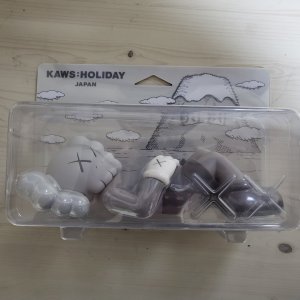 카우스 KAWS 홀리데이 재팬 그레이 오픈 에디션 피규어