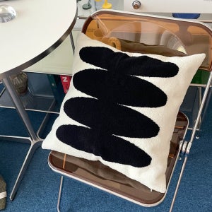 쥬앤크홈 블랙 머던 자수 쿠션 커버 쇼파 소파 모던인테리어 패브릭 45 쿠션 지오크림