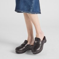 프라다 스터드 가죽 클로그 Studded leather clogs 1Z794M