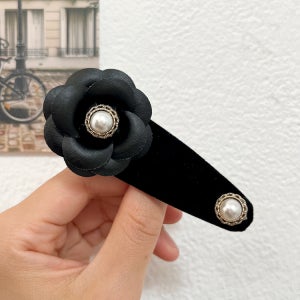 플라워 엔틱 옆머리 앞머리 반묶음 삼각 가죽 벨벳 진주 똑딱이 헤어핀 [아모르윌트]