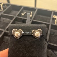 샤넬 블랙 하트 크리스탈 로고 귀걸이 CHANEL BLACK HEART EARRINGS