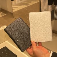 메종 마르지엘라 스티치 여권 홀더 지갑 화이트 블랙 Masion Margiela Stitch Passport Holder S56UI0222 아울렛 토미샵