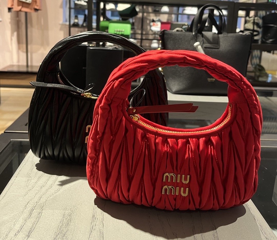 미우미우 완더 마틀라쎄 새틴 미니 호보백 (Miu Miu Wander Matelassé satin) 완더백
