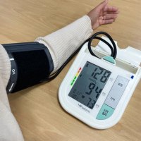 국산 혈압측정기 자동 정확한 휴대용 가정혈압계 가정용 혈압기 고혈압 부정맥 측정기 의료용