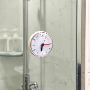 화장실에 붙여서 사용하는 욕실 무소음 방수 흡착 시계