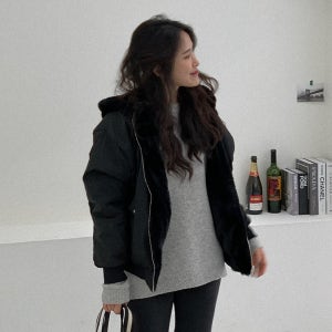 여성 겨울 항공 후드 오버핏 숏 퍼 유광 패딩 점퍼 아이보리 블랙 (어도러블)