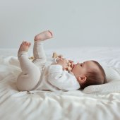일상유희 아기베개 뉴본필로우 유아 출산 선물 짱구 두상 관리 이미지