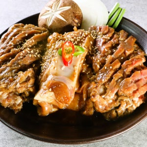 국내산 한돈 생갈비로 만든 수제 인삼 양념 돼지갈비 1kg