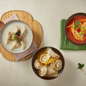 마포 만두국 10인분세트(만두피 100장+골라먹는 3가지 맛 사골 멸치 얼큰육수 10봉 )