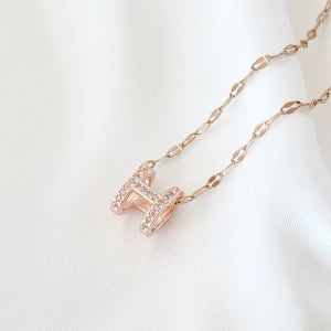 써지컬목걸이 큐빅 H 볼드 펜던트 목걸이