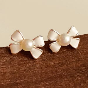 [무배] 실버925 담수진주 화이트 블랙 리본 스터드 귀걸이