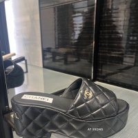 샤넬 퀼팅 로고 웨지 뮬 샌들 CHANEL WEDGE MULES