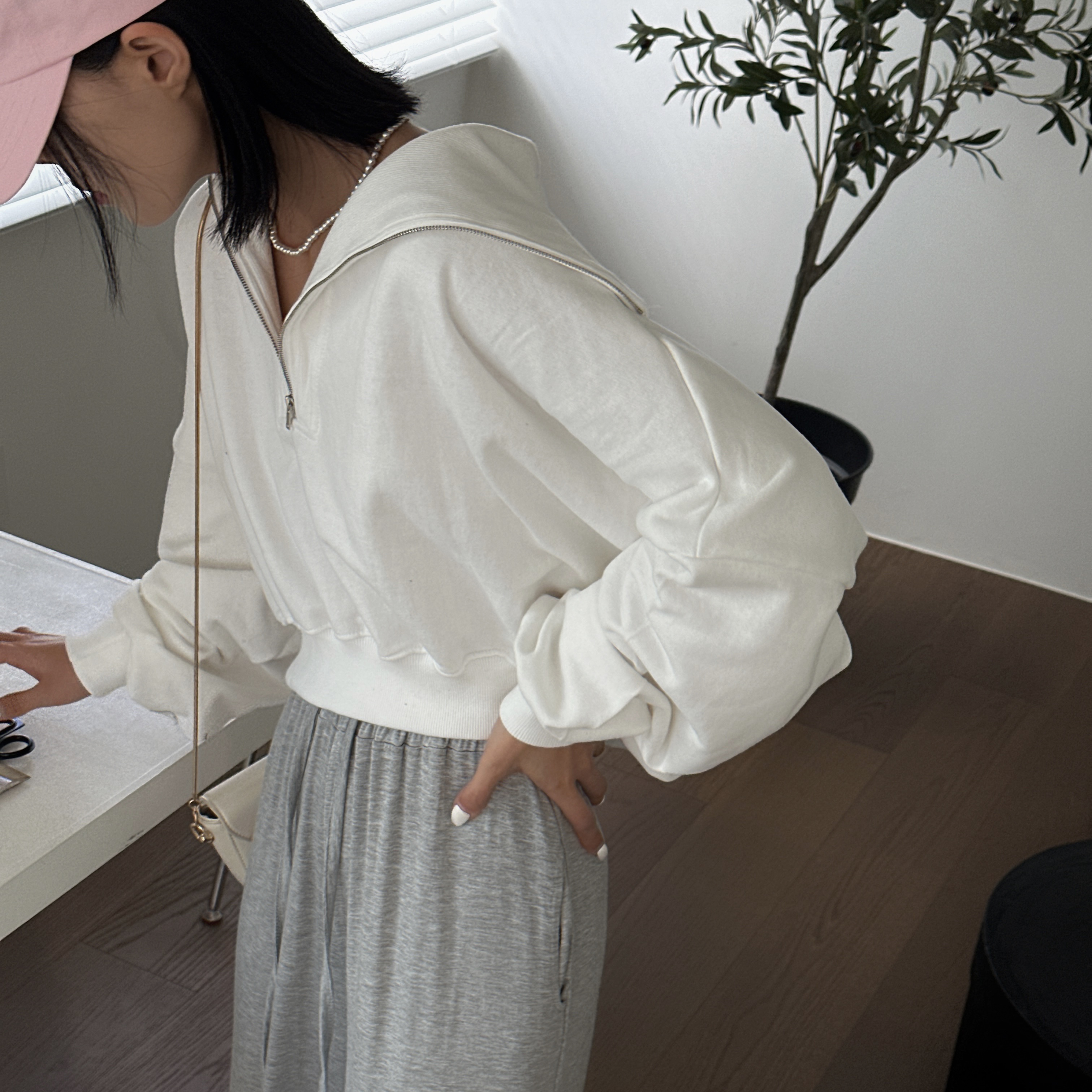 로나 세일러 반 집업 크롭 맨투맨 세라 날개 빅 카라 지퍼 숏 화이트 멜란지 그레이 블랙