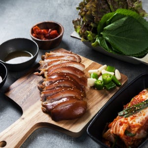 [국내산 한돈] 서남시장 김주연 왕족발 술안주 야식 편의점 앞다리 순살 족발 600g
